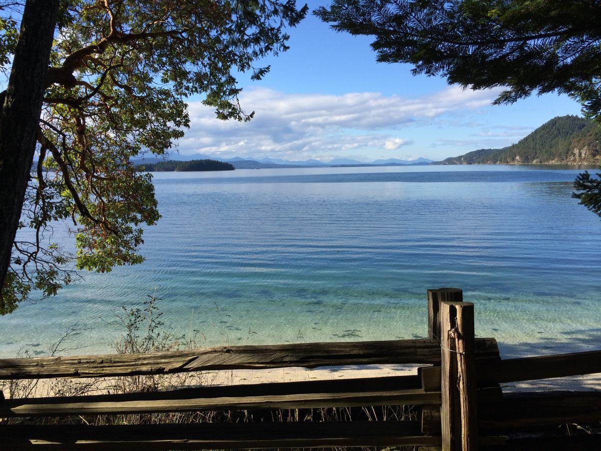 Sticks And Stones Cottage-Arbutus Grove Montague Harbour Extérieur photo